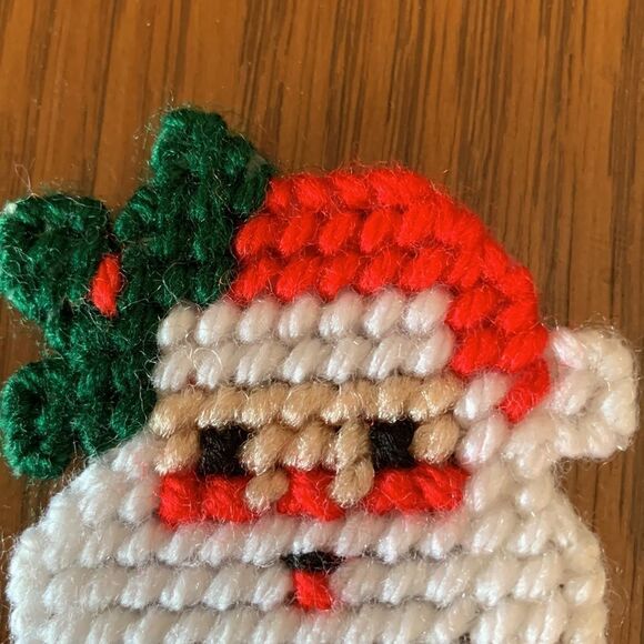 Kitschy handmade yarn Santa Face pin - Picture 3 of 4